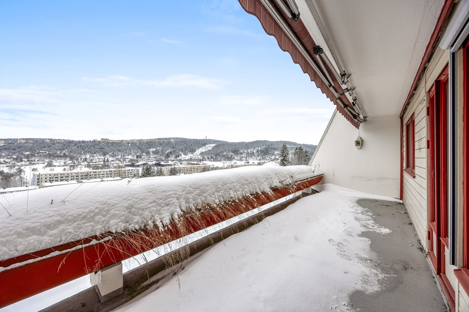 Den store terrassen på 14 m² er vestvendt og har en terrassemarkise av nyere årgang. Galleribilde
