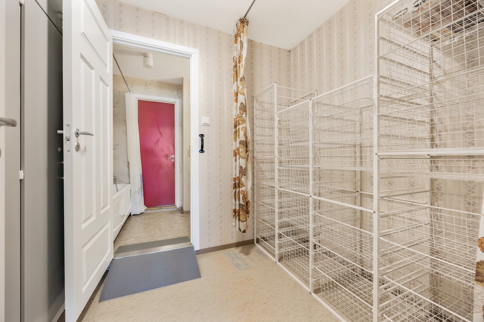 Et eget omkledningsrom gir rikelig med fleksibel oppbevaringsplass. Galleribilde