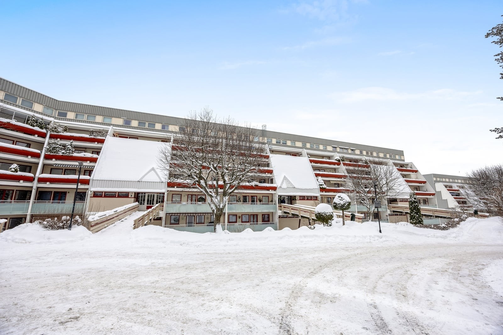 Det medfølger garasjeplass i felles lukket anlegg og kjellerbod på ca. 2 m². Galleribilde