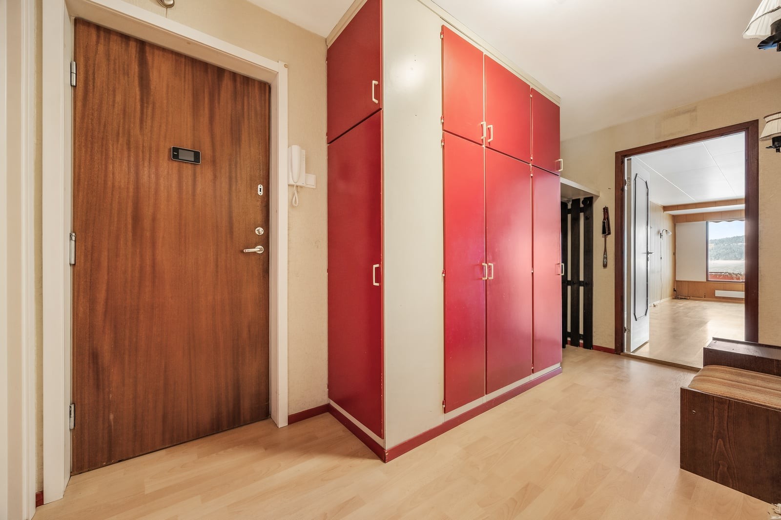 Leiligheten ligger på inngangsplanet, med en entré som har rikelig med garderobeplass. Galleribilde