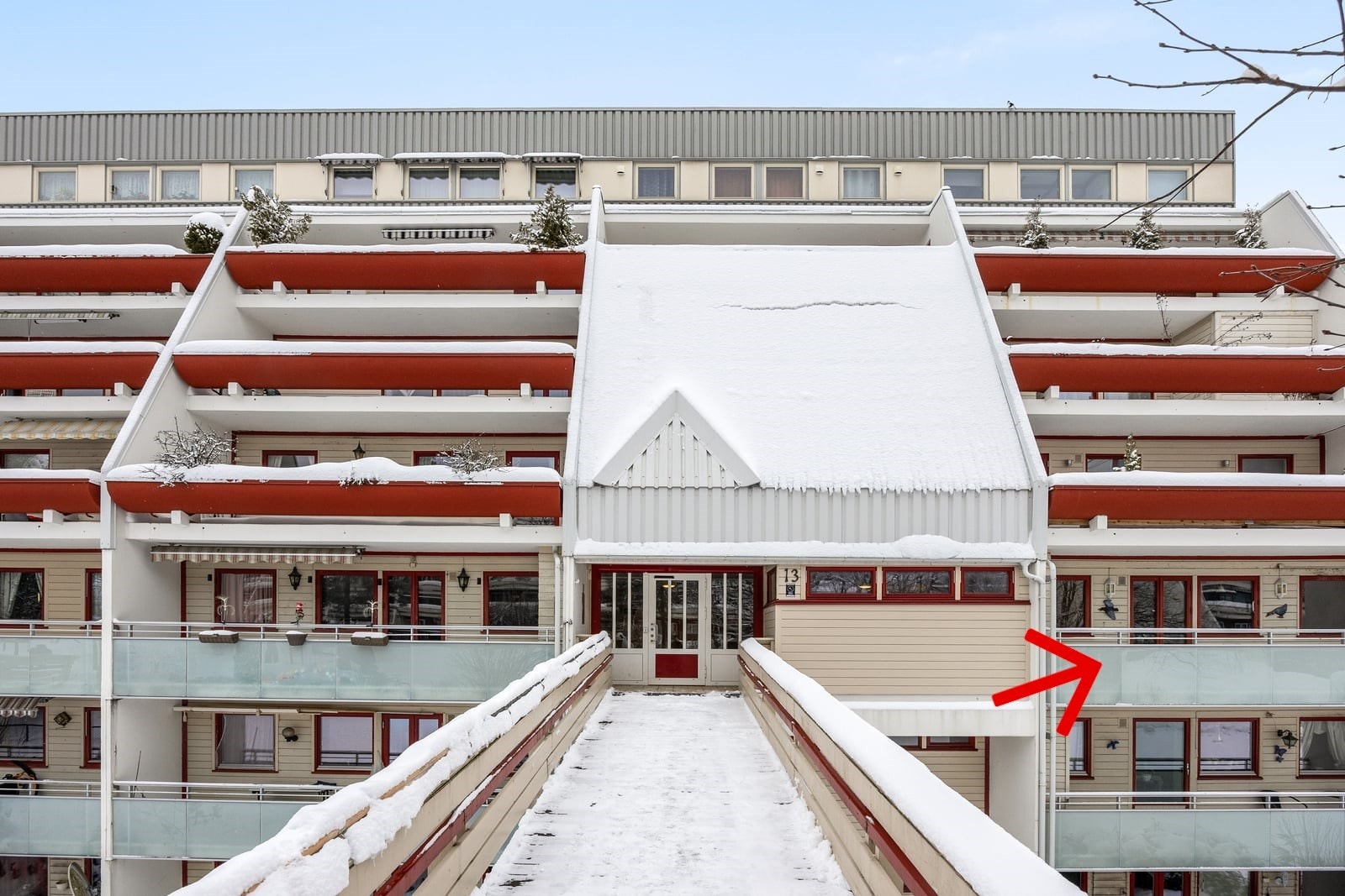 Leiligheten ligger i 3. etasje fra baksiden, men 1. etasje fra inngangspartiet med trappefri adkomst Galleribilde