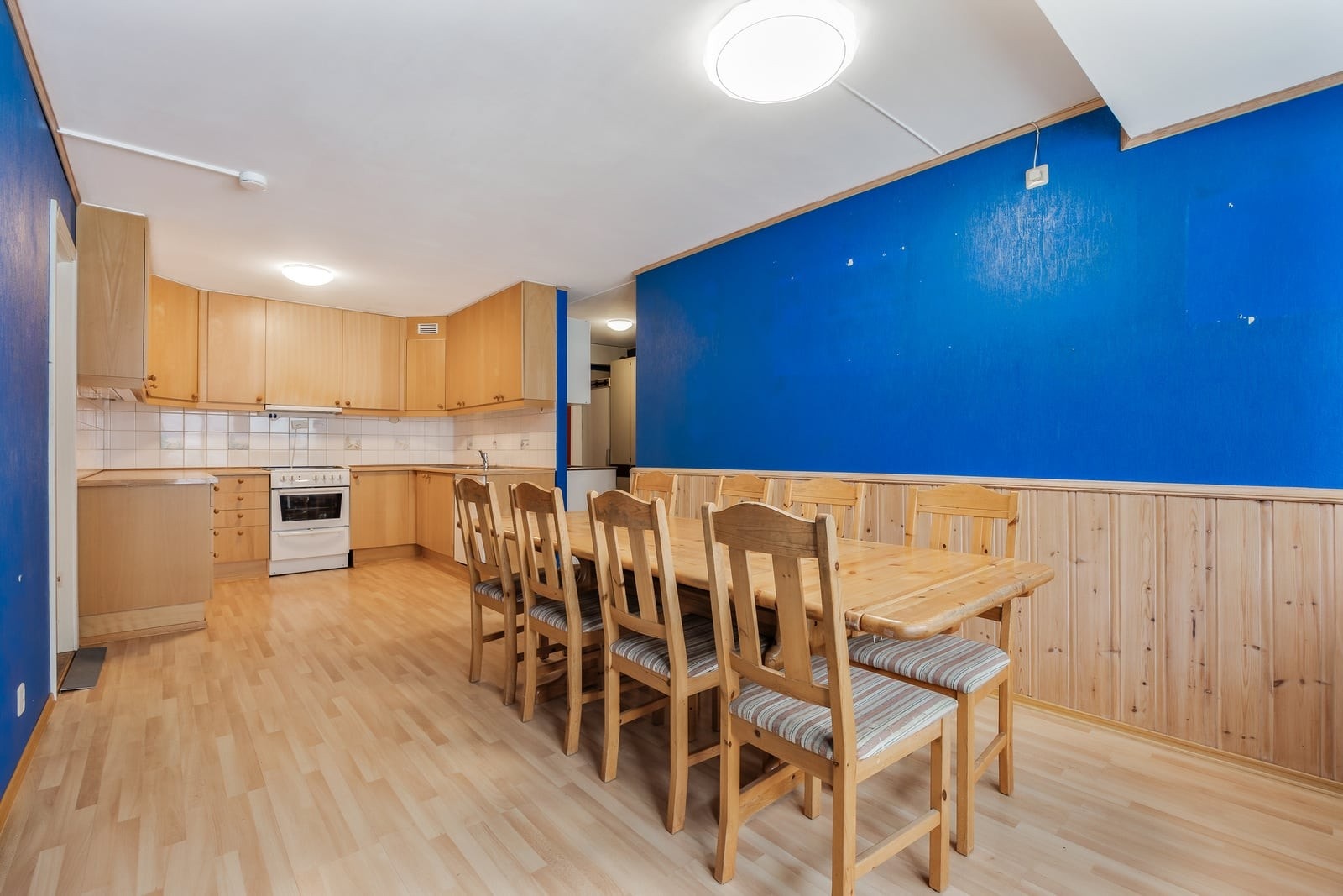 Kjøkken og spisestue utgjør et åpent og sosialt område med god plass til langbord. Galleribilde