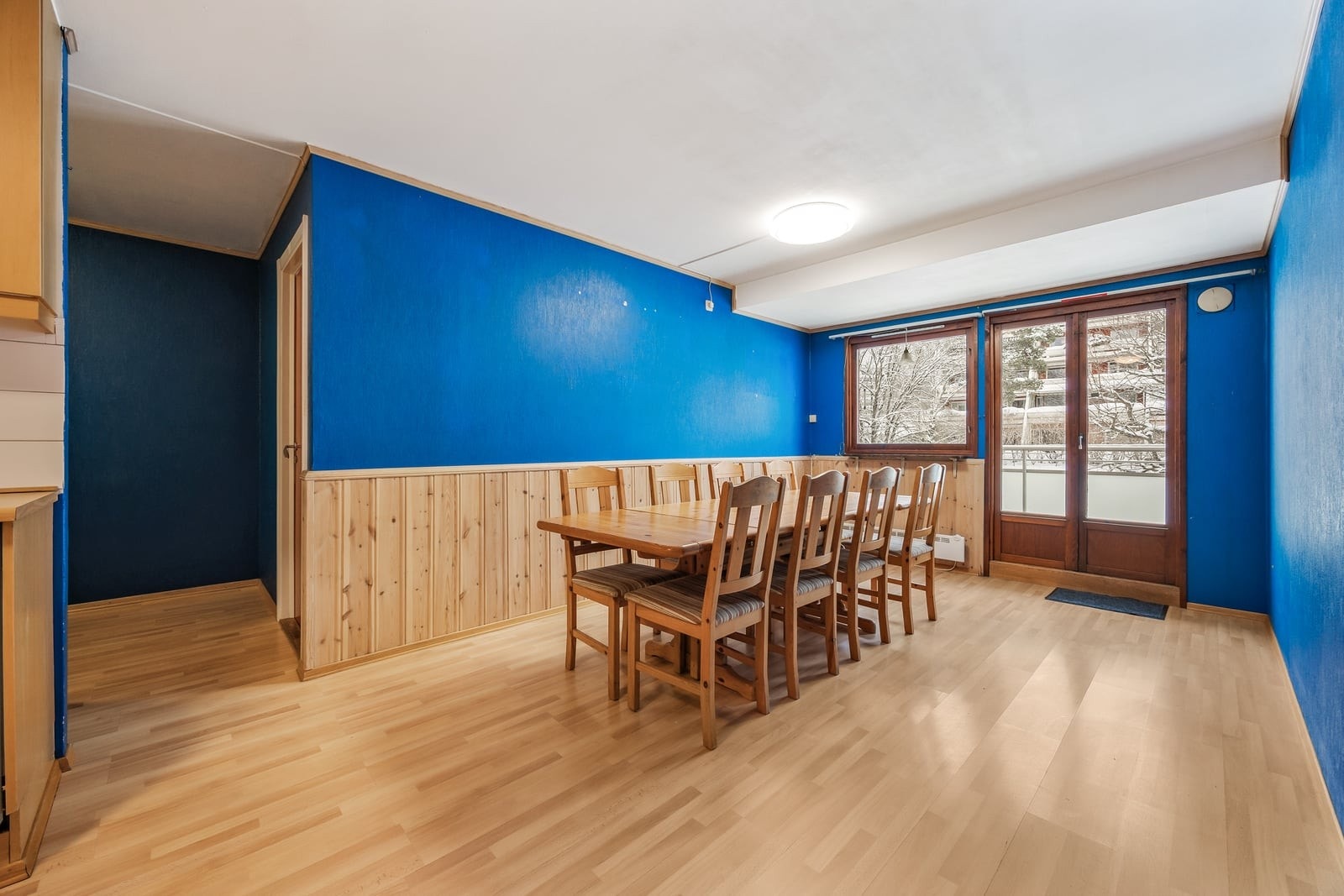 Fra spisestuen er det direkte utgang til en østvendt veranda på 9 m². Galleribilde