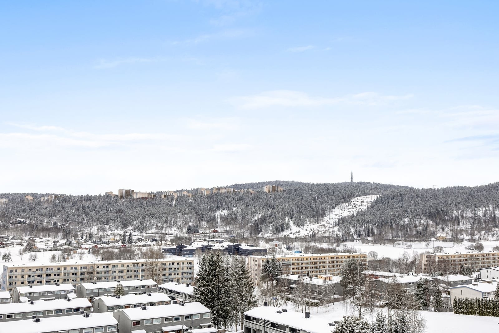 Fra leiligheten er det god nærhet til skog og mark, med flotte turmuligheter i nærområdet. Galleribilde