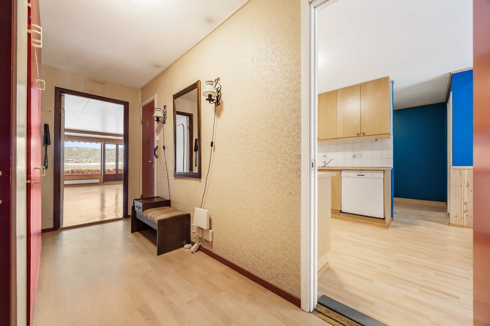 Fra entreen er det en åpen passasje videre inn mot kjøkken og stue. Galleribilde