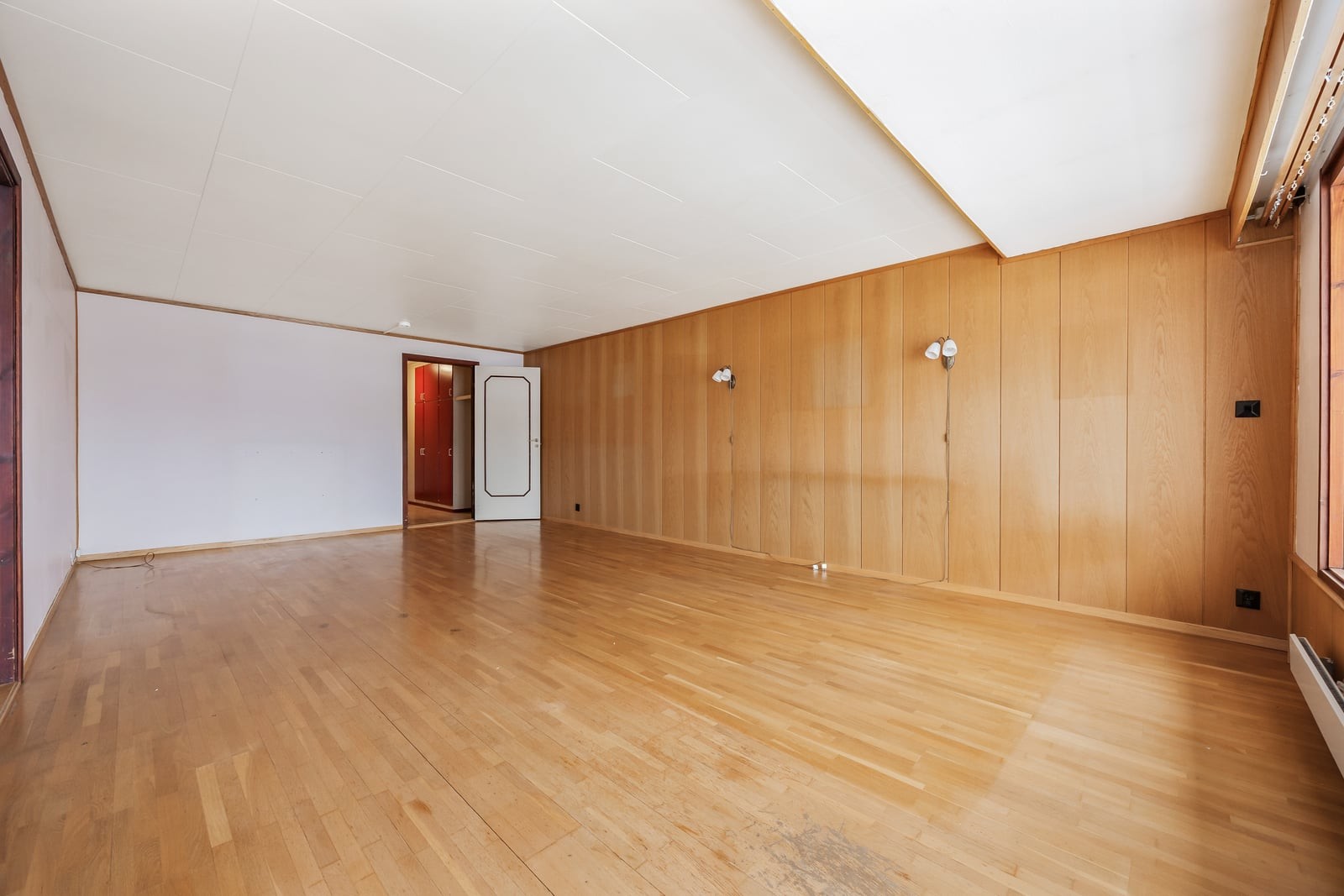 Stuen er et stort og møbleringsvennlig rom med en takhøyde målt til 230 cm. Galleribilde