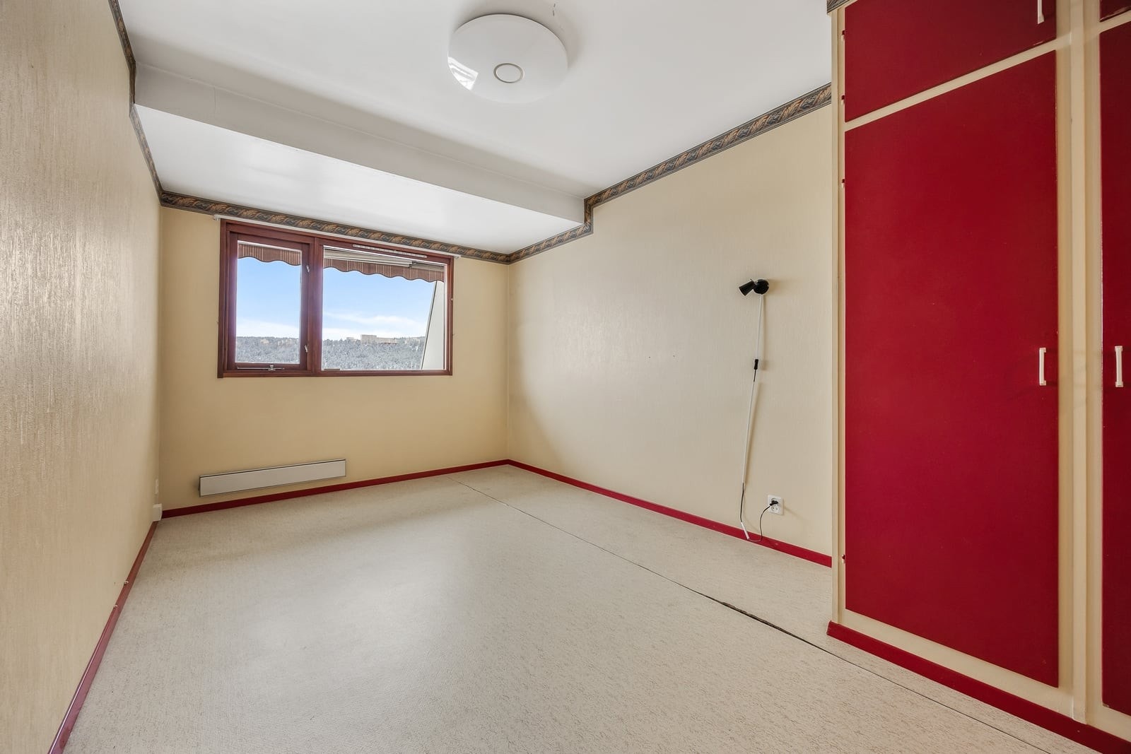 Leiligheten har tre soverom. Dette rommet har belegg på gulvet og plassbygd garderobe. Galleribilde