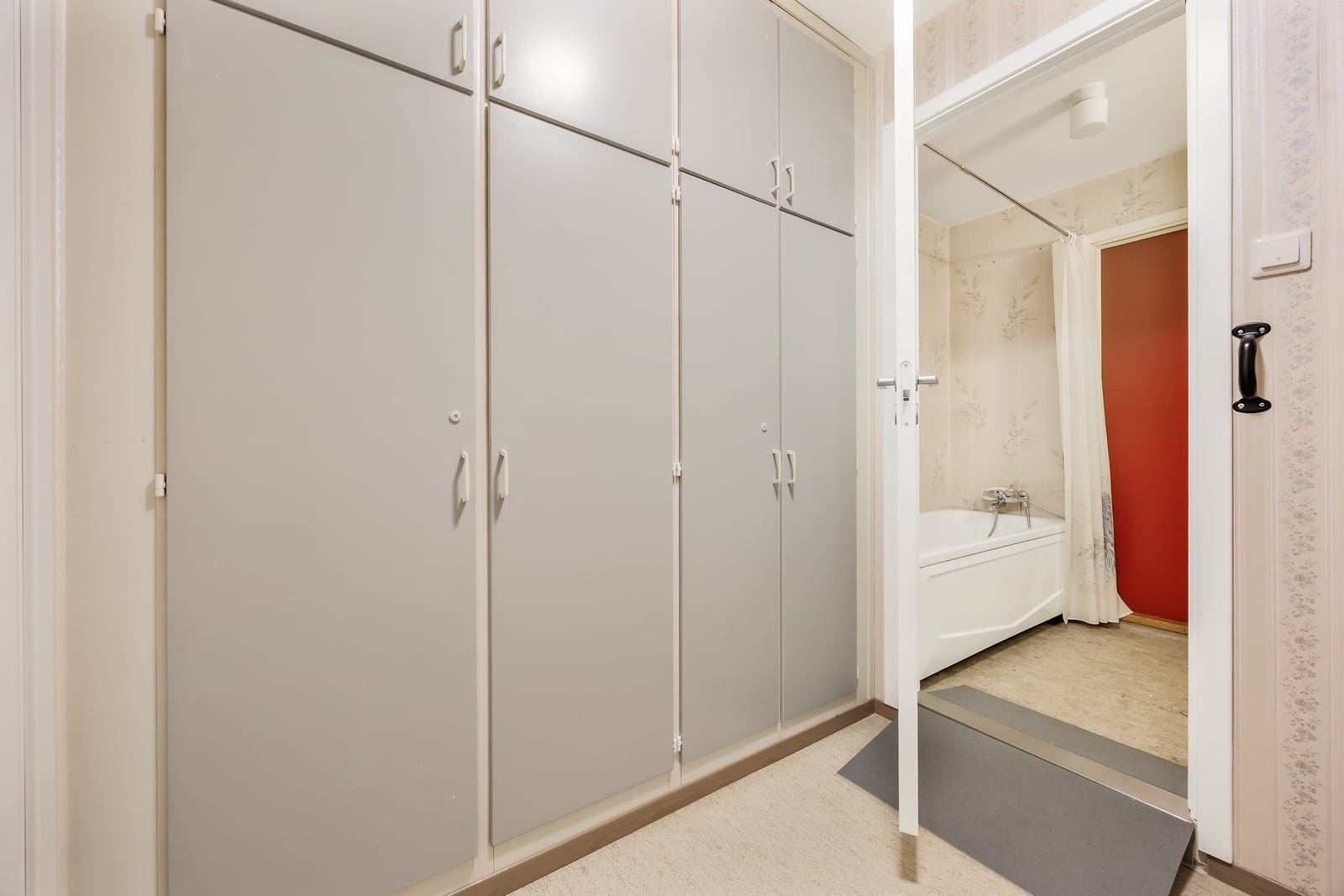 Rommet har laminatgulv og ligger praktisk til i tilknytning til ett av badene. Galleribilde