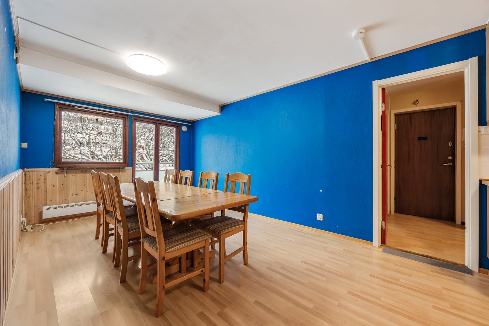 Den åpne løsningen mot spisestuen gir en god romfølelse og flyt. Galleribilde