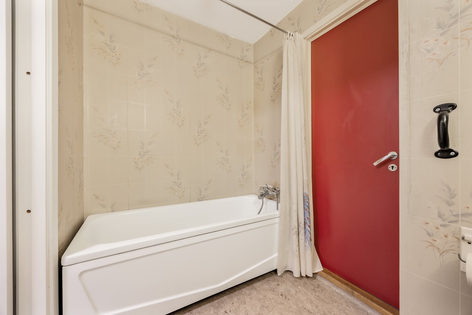 Dette badet er innredet med badekar, servant og toalett. Galleribilde