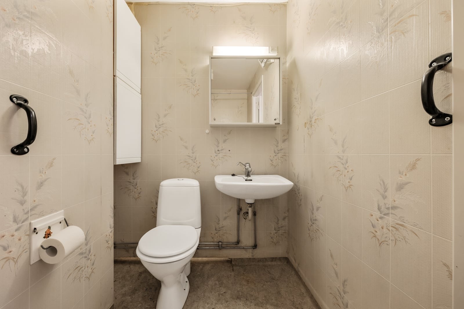 Det andre badet har vinyltapet på veggene og belegg på gulvet. Galleribilde