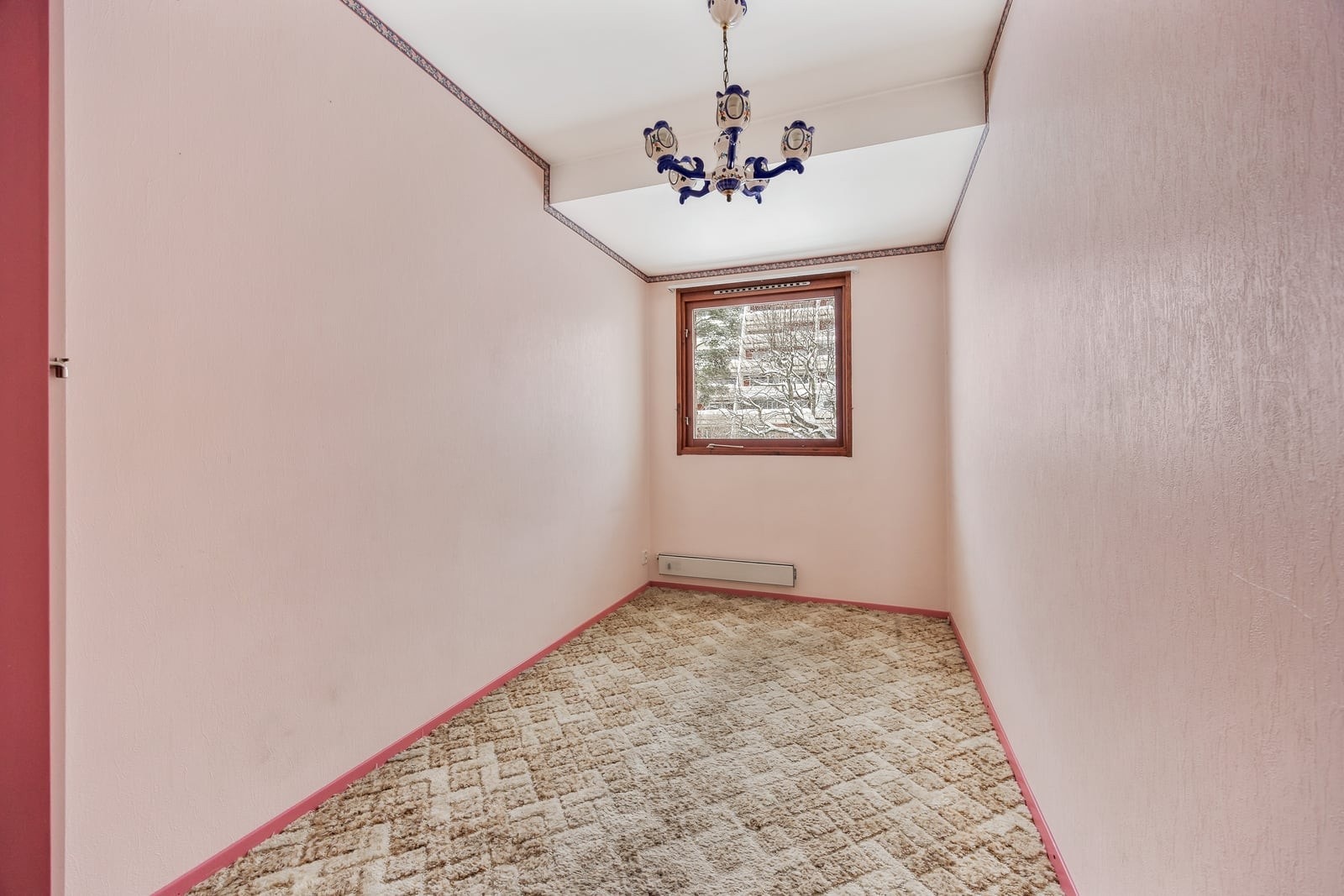 Det tredje soverommet har teppebelagt gulv og tapetserte vegger. Galleribilde