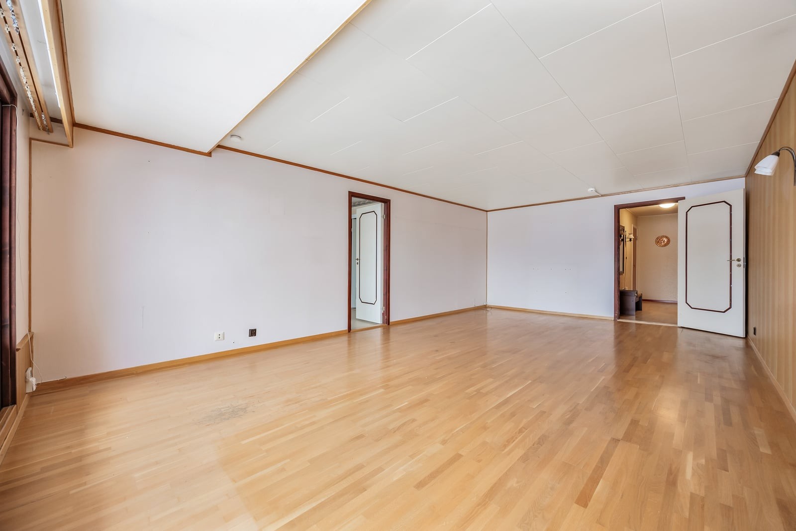 Stuen har en praktisk utforming som gir en naturlig adskillelse av soner. Galleribilde