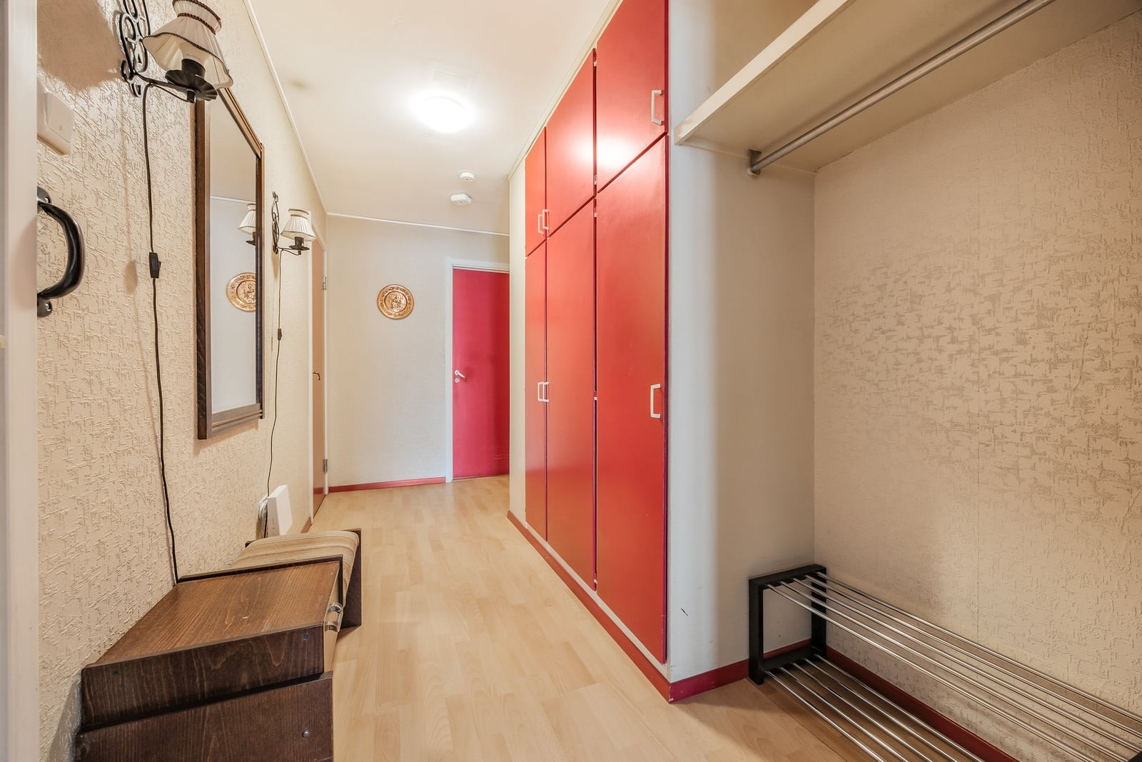 Hallen gir god plass til både oppbevaring og en liten sittebenk. Galleribilde