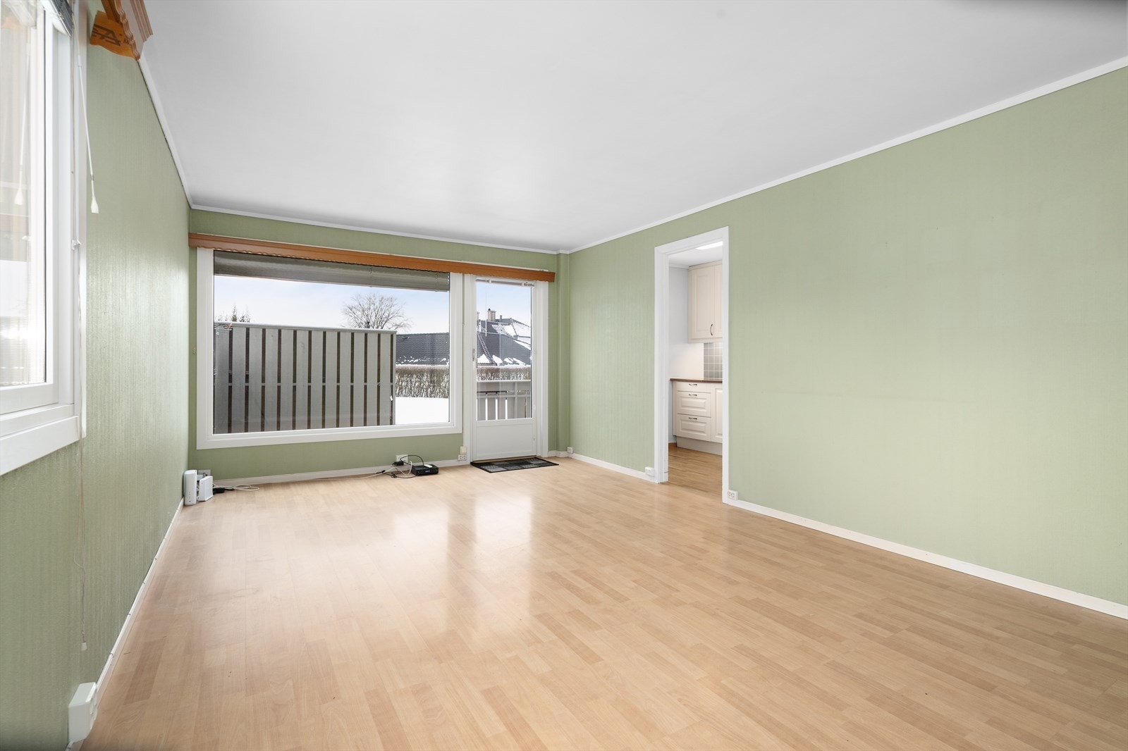 Romslig stue med god plass til både sofagruppe og spisestue. Kabel tv og internett fra Telenor Norge er inkludert i de oppgitte felleskostnadene. Galleribilde