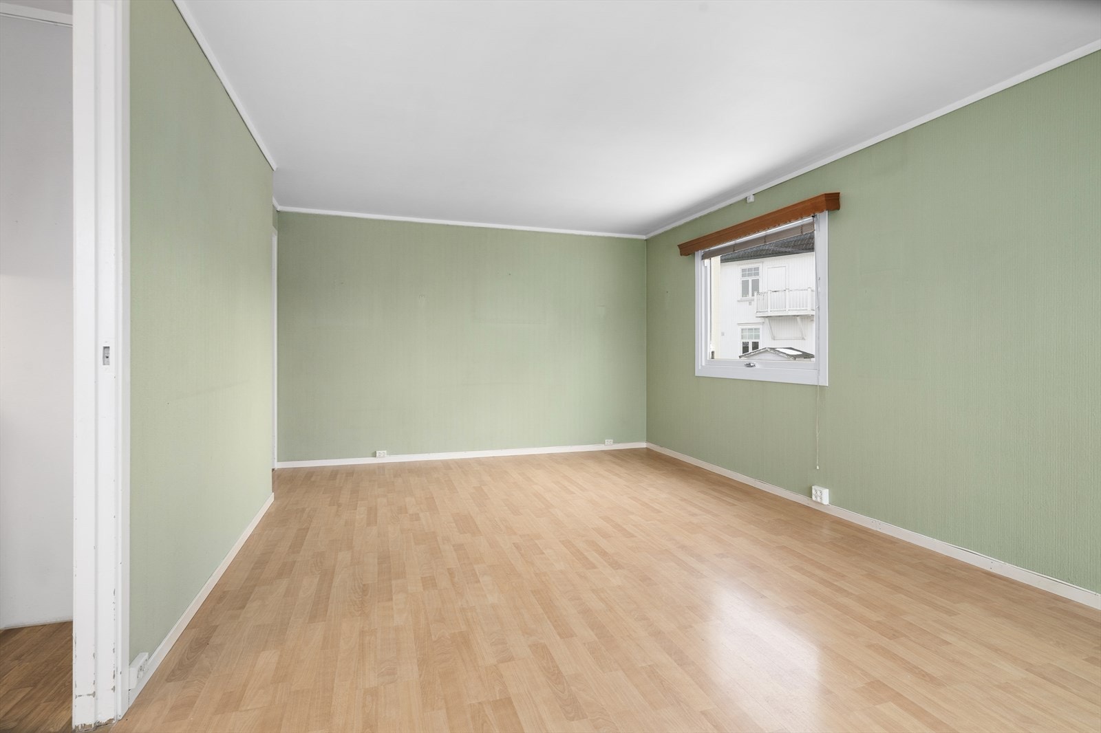 Stuen har gode vindusflater som slipper inn rikelig med naturlig lys samt verandadør ut til hyggelig terrasse. Galleribilde