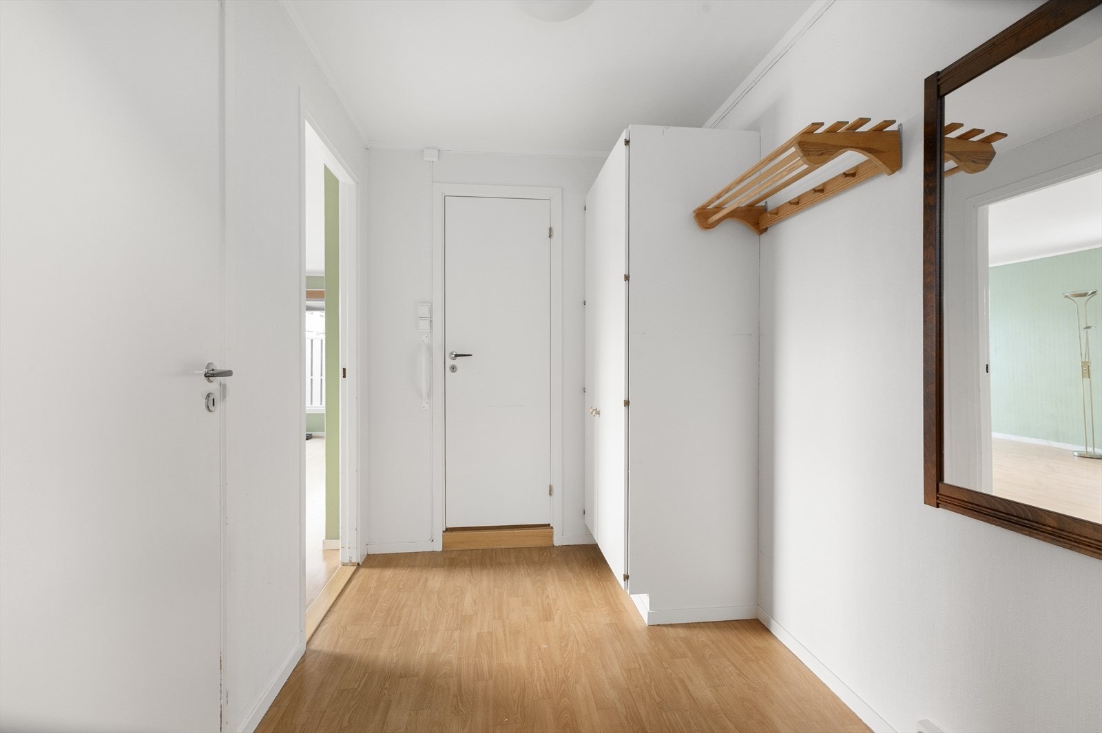 Velkommen inn til lys og romslig entré med god plass til både sko- og yttertøy. Galleribilde