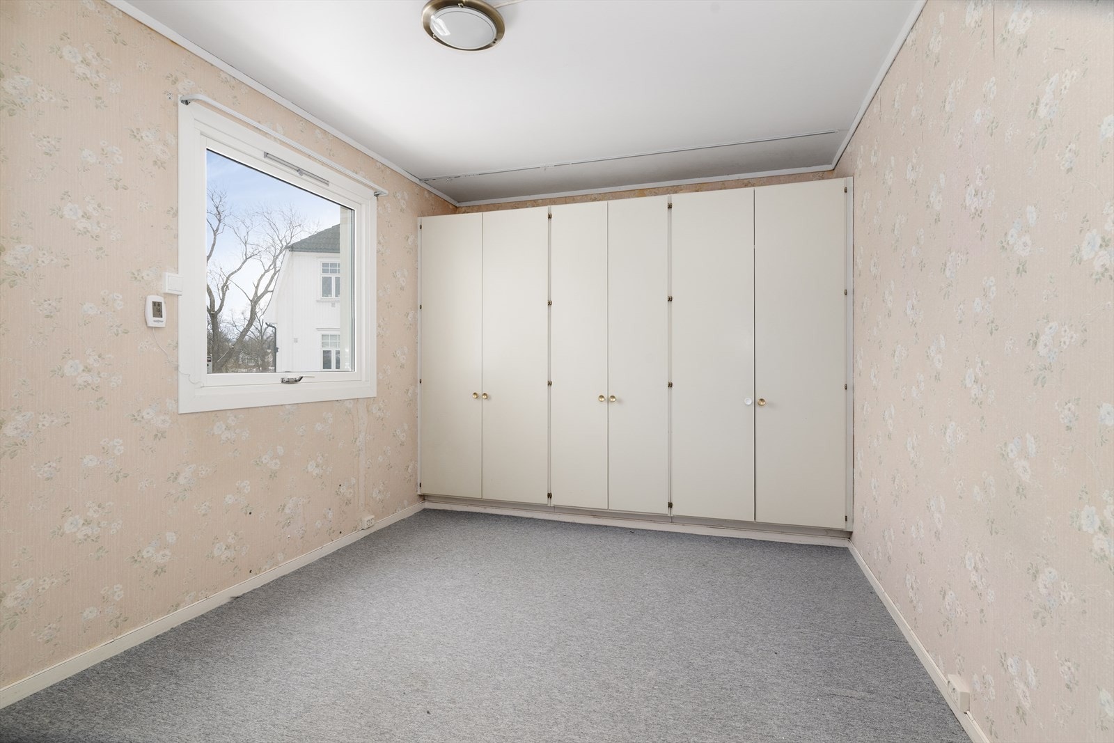 Soverommet er romslig og har god plass til seng. Her er det god plass til klesoppbevaring i garderobeskap. Galleribilde