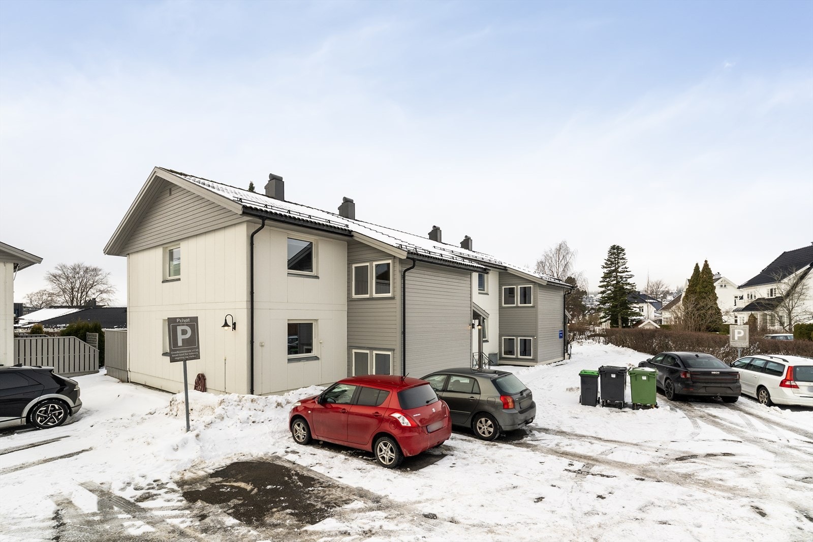 Borettslaget ligger sentralt til i et rolig boligområde på Søndre Falkum. Det er kun en liten gåtur inn til sentrum hvor du kan nyte alt hva byen har å tilby. Galleribilde