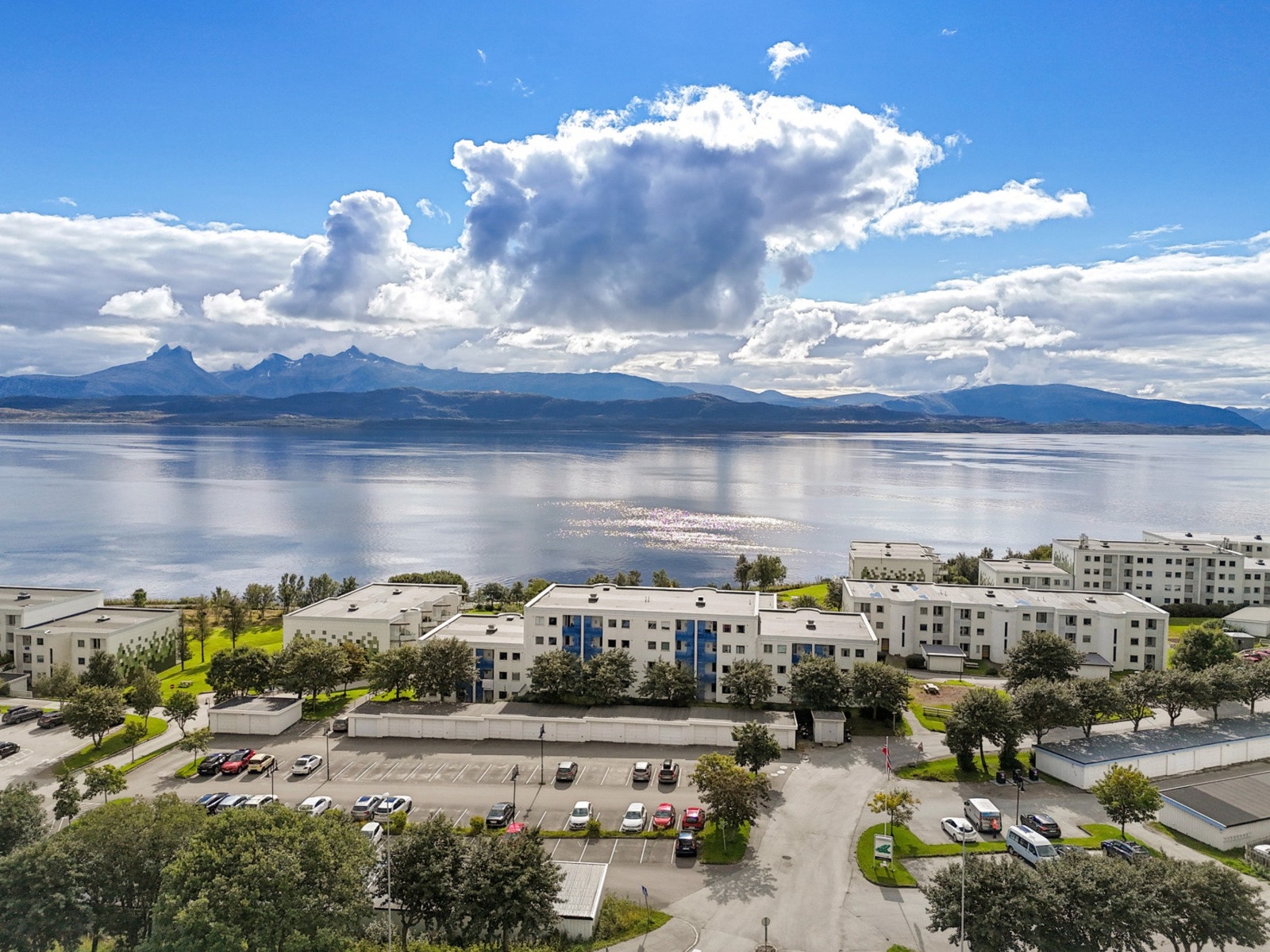 Bodøsjøen borettslag er attraktivt og veldrevet. Dette er et attraktivt boligområde på nedsiden av Bodøsjøveien. Leiligheten ligger i umiddelbar nærhet til store uteområder med plener, lekeplasser, grillplass og fotballbane. I tillegg er det gangavstand t Galleribilde