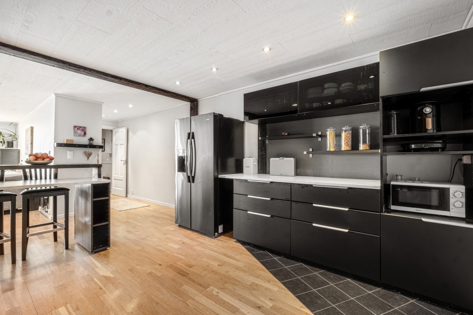 Her har du godt med benke -og skapplass. Galleribilde