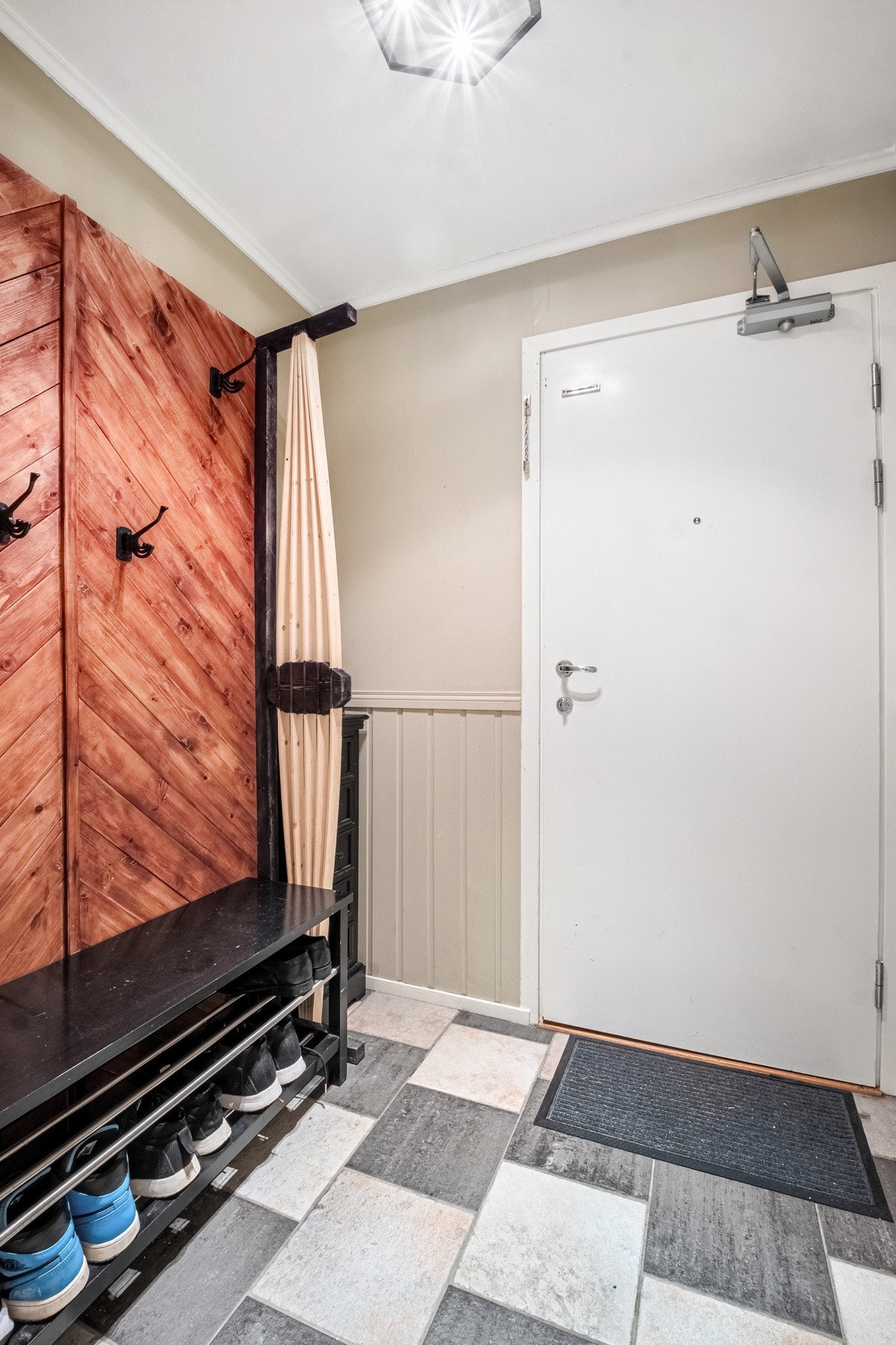 Entreen er malt i en flott beige farge og gulvet er flislagt. Galleribilde