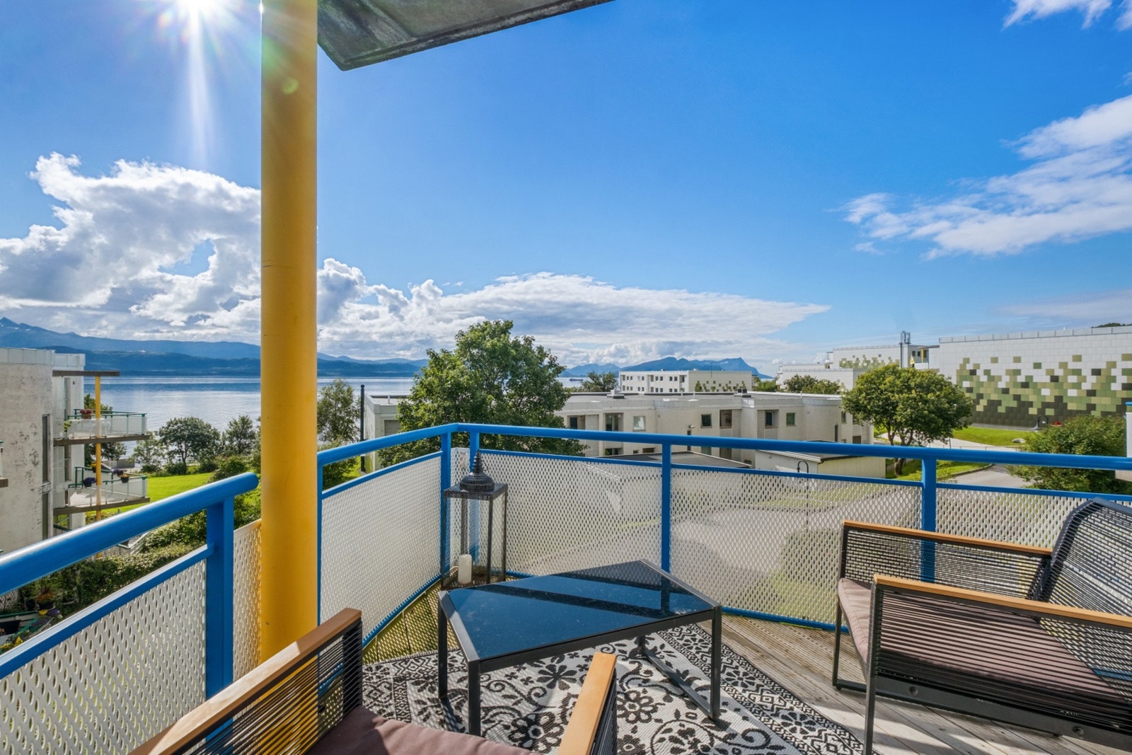 Her kan du nyte
fantastiske sol- og utsiktsforhold ut mot Børvasstindene og Saltenfjorden fra balkong og fra stuevinduet. Galleribilde