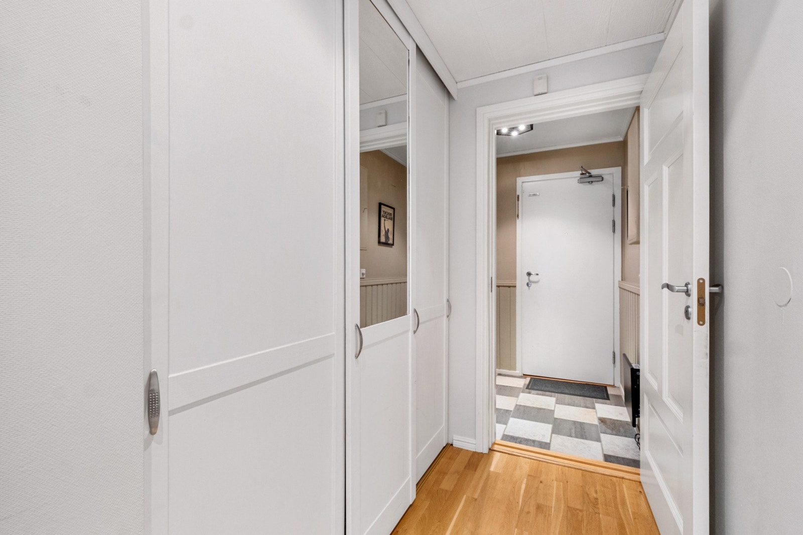 Før du kommer inn på kjøkkenet er det en gang, med innebygget skap. Her er det masse plass til å oppbevare det du måtte ønske. Galleribilde