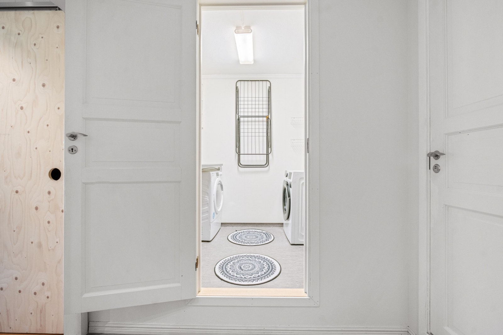 Bod omgjort til praktisk vaskerom (ikke byggemeldt). Vaskerom med utslagsvask, benk og hylle. Opplegg for vaskemaskin og tørketrommel. Galleribilde