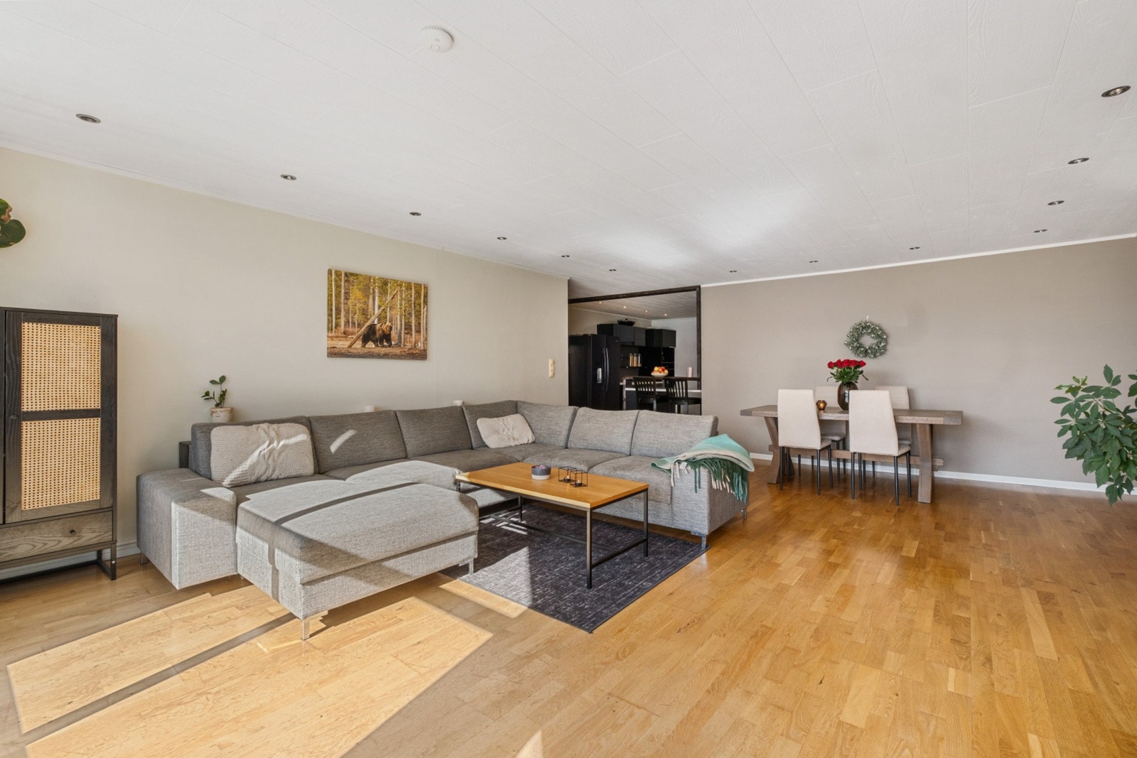 Kjøkken i åpen løsning mot stuedelen. Galleribilde