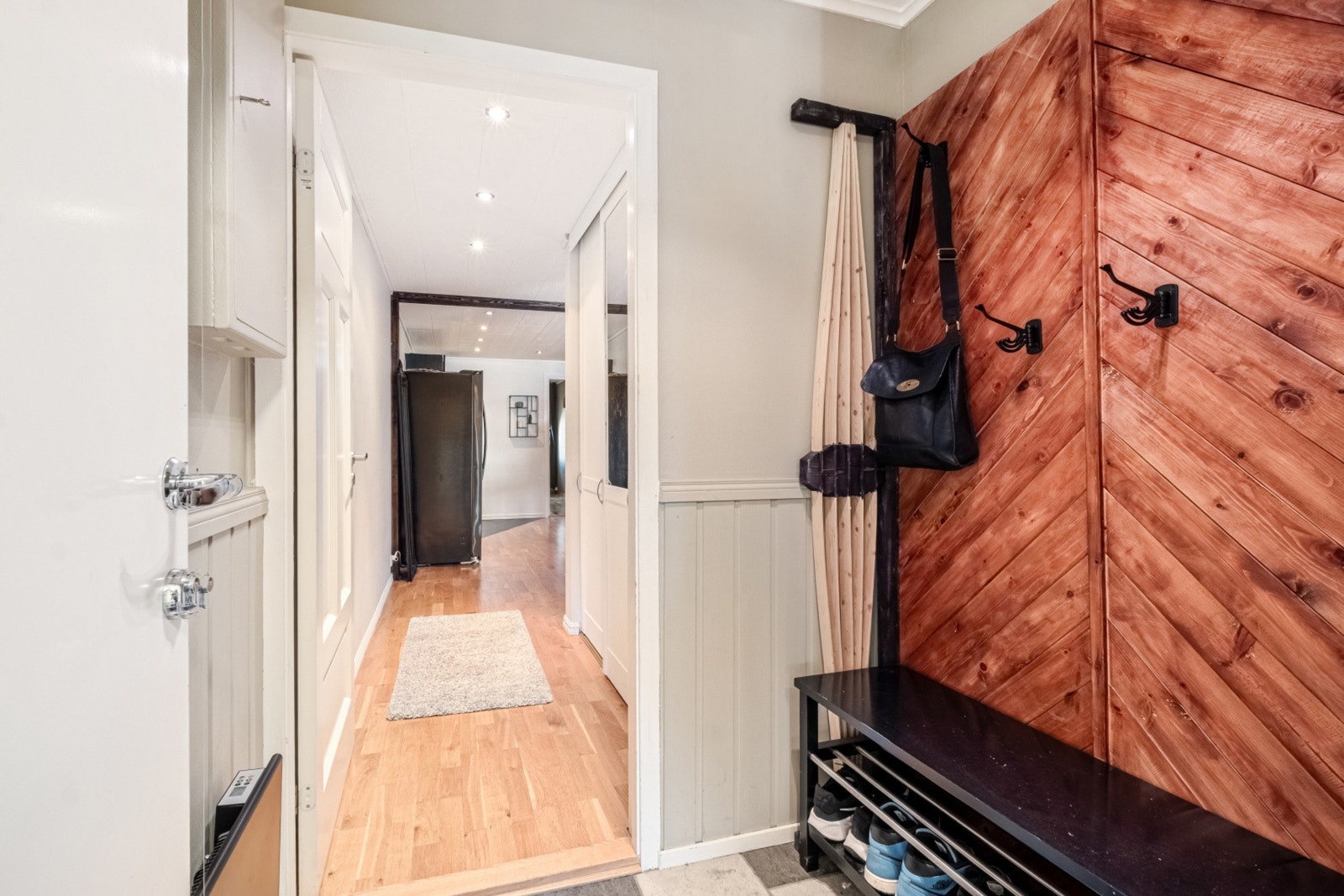 Romslig fin entre, med god plass til å henge fra seg jakker og sette fra seg sko. Galleribilde