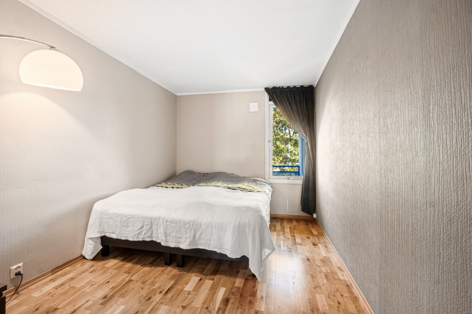 Soverom 1 - Stort soverom med plass for større seng og garderobeløsning. Utgang til balkong. Galleribilde