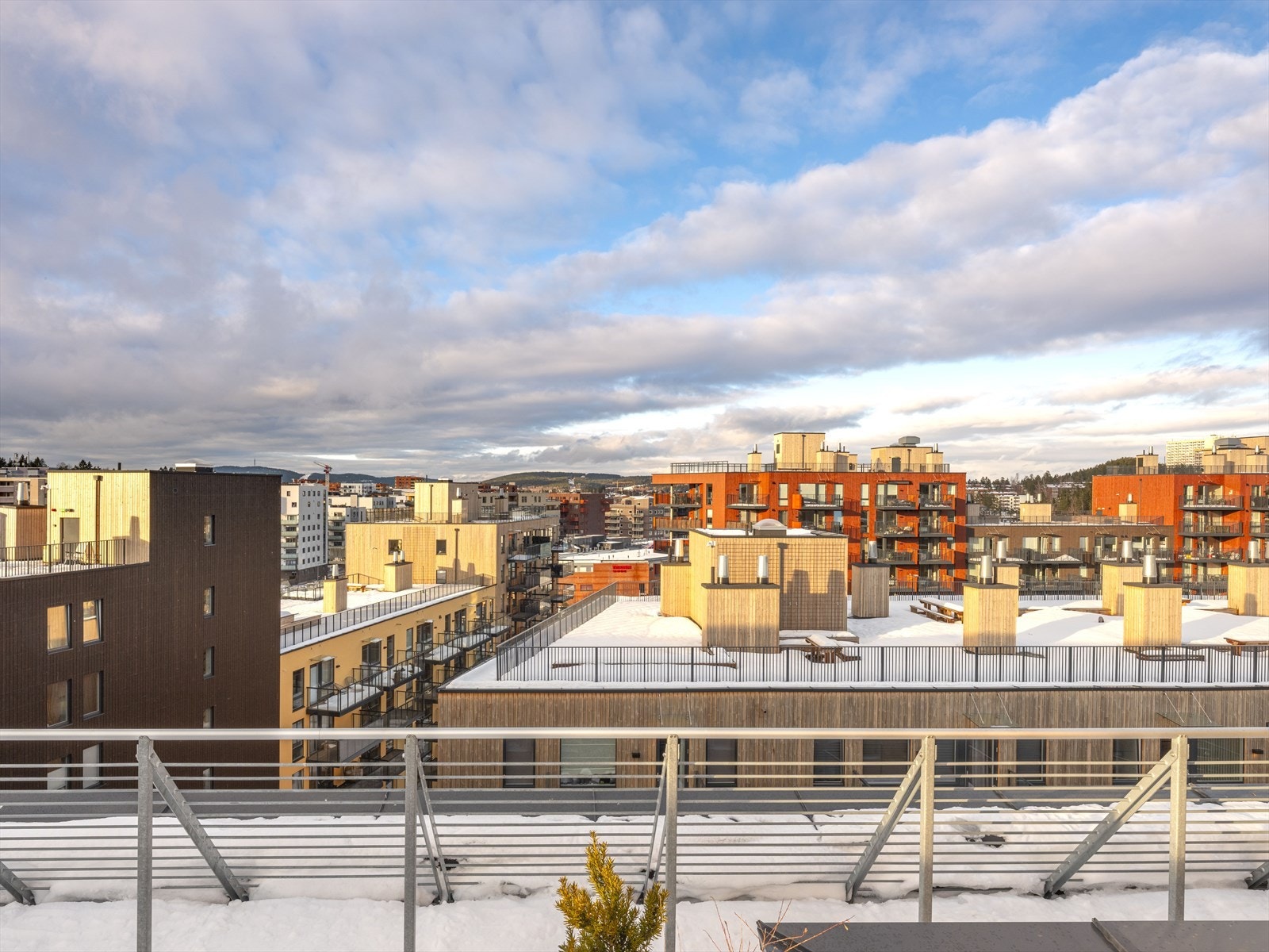 Fra eiendommen er det kort vei til marka, med flotte turmuligheter i Losbydalen. Galleribilde