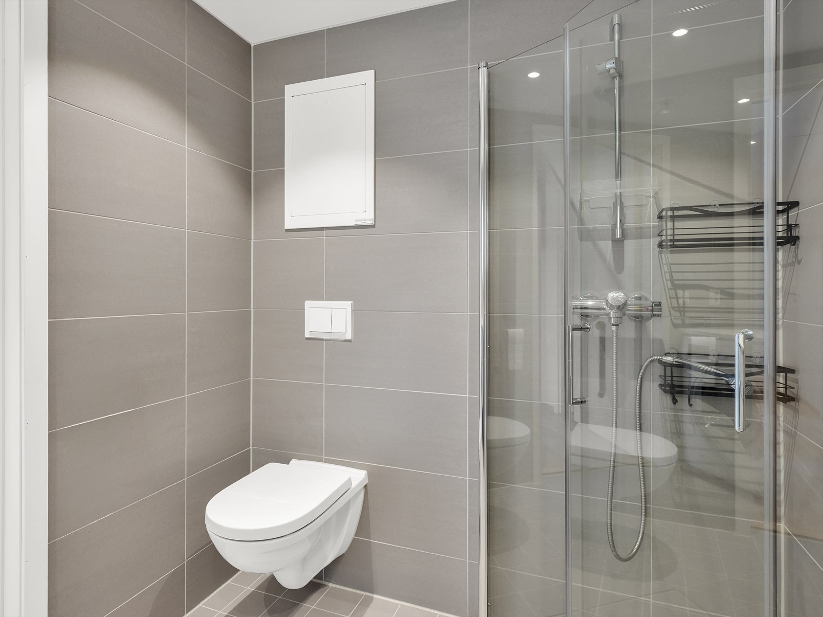 Badet er utstyrt med vegghengt toalett og rør-i-rør-system med fordelerskap for økt sikkerhet. Galleribilde