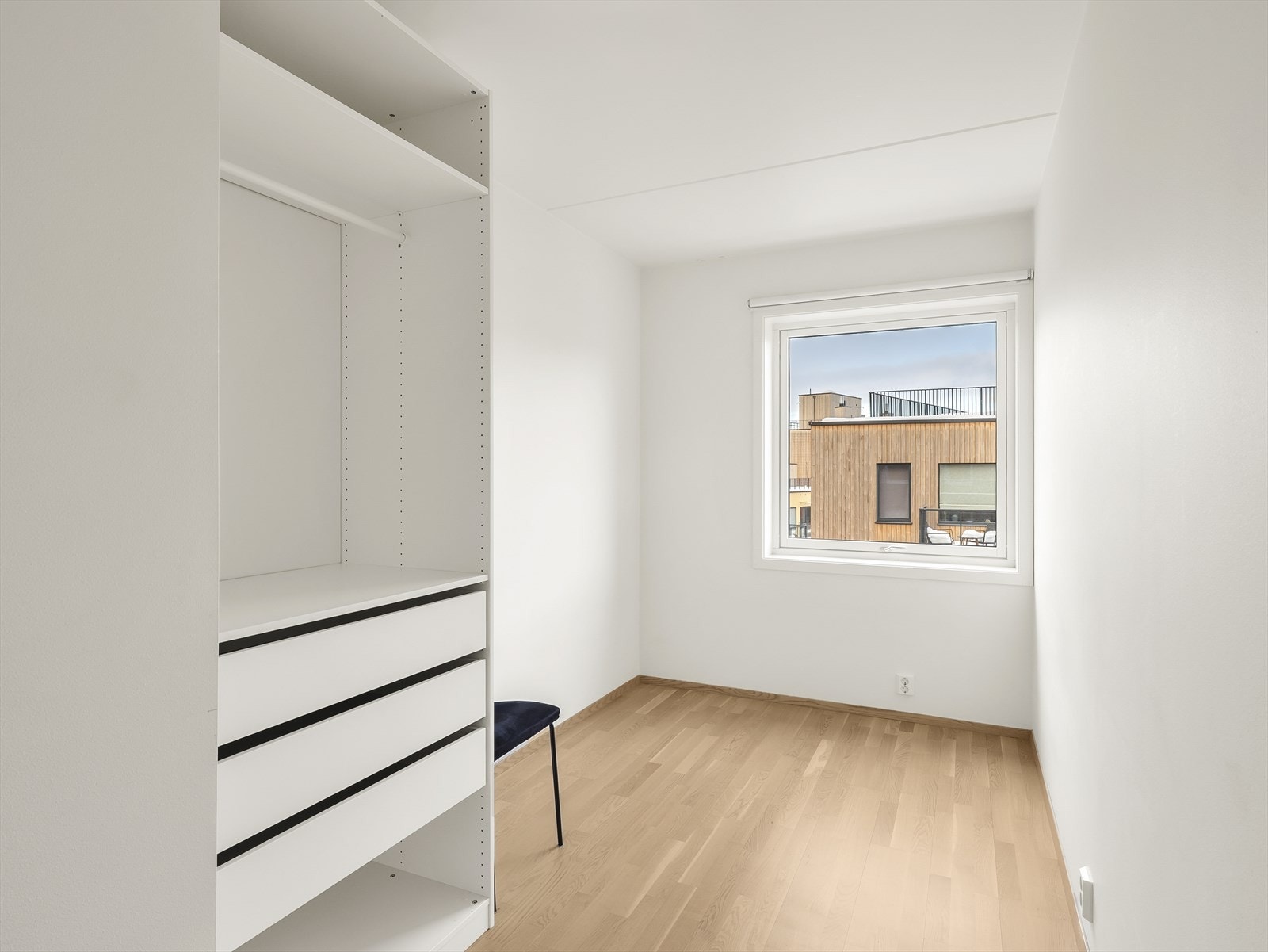 Rommene har god plass til garderobeløsninger for effektiv oppbevaring. Galleribilde