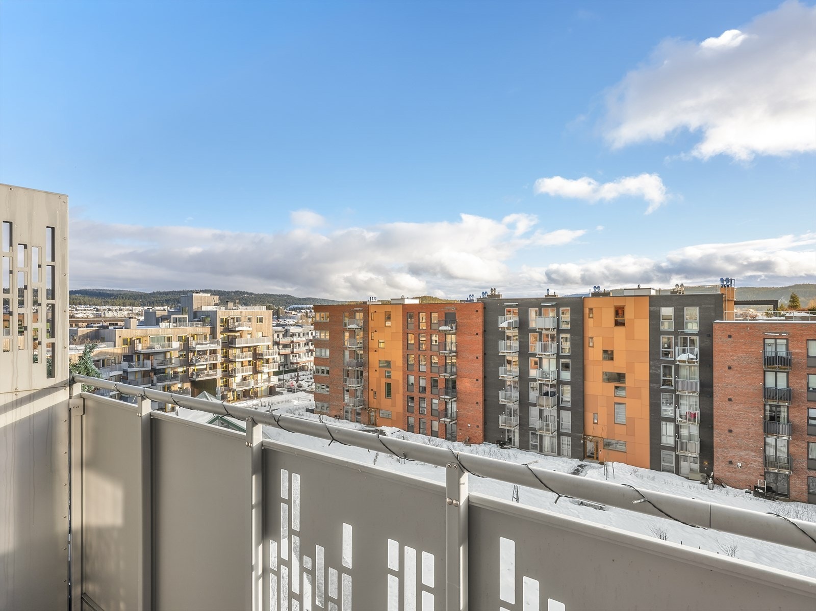 Fra 6. etasje har du utsikt over et rolig og veletablert nabolag på Skårer. Galleribilde