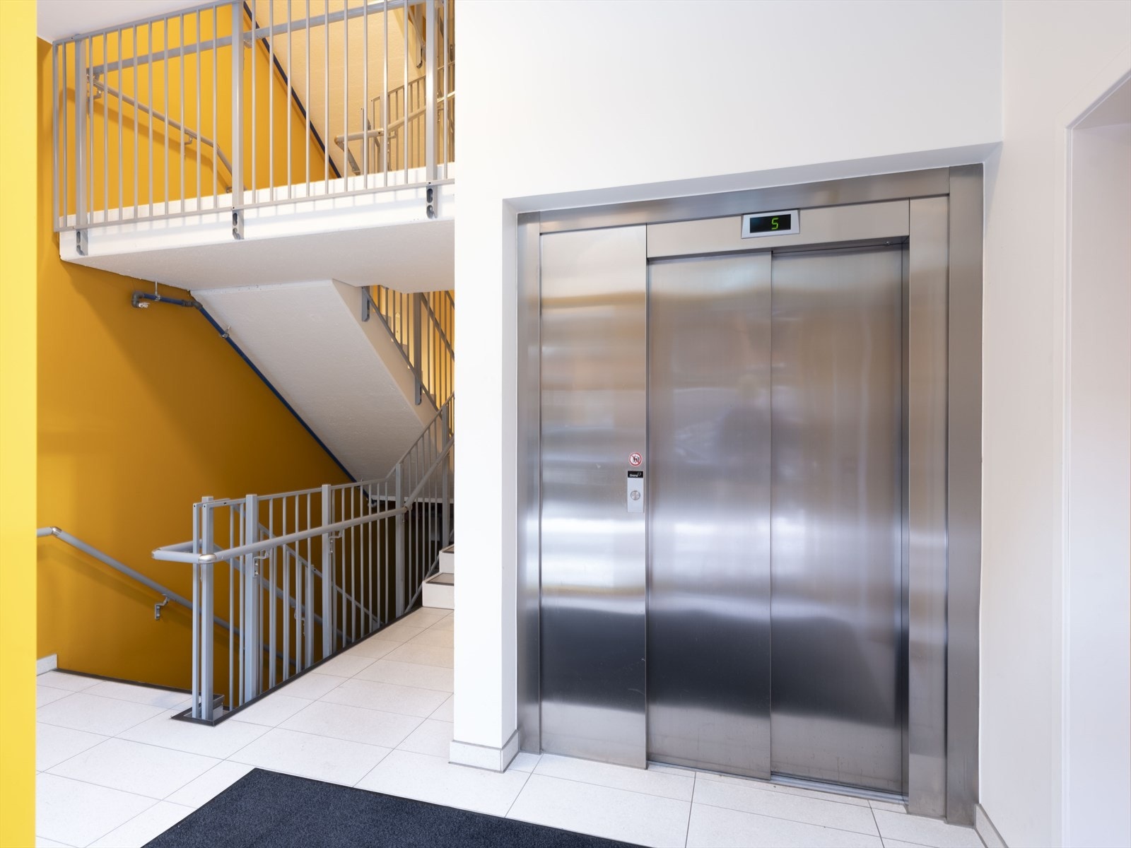 Bygget har heis som gir enkel adkomst til leiligheten i 6. etasje og fellesarealer. Galleribilde