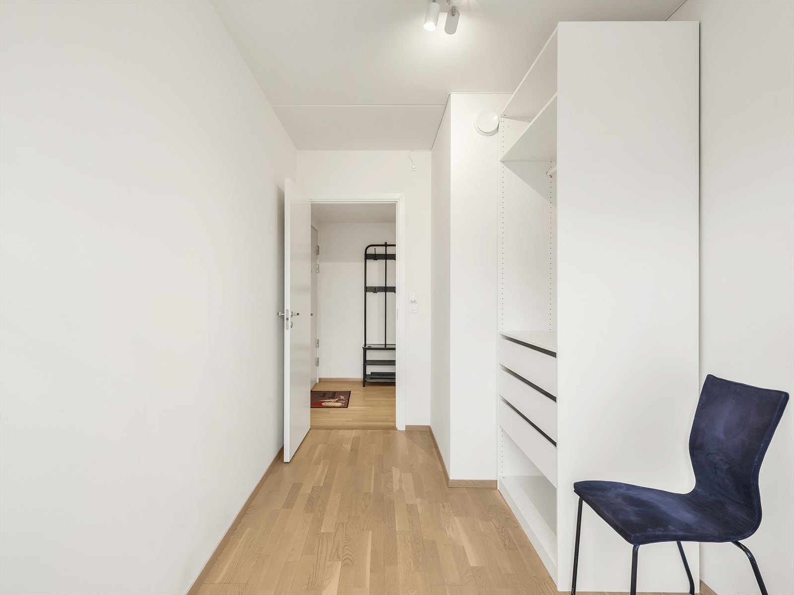 Alle soverom har lyse, malte veggflater som gir et godt utgangspunkt for personlig innredning. Galleribilde