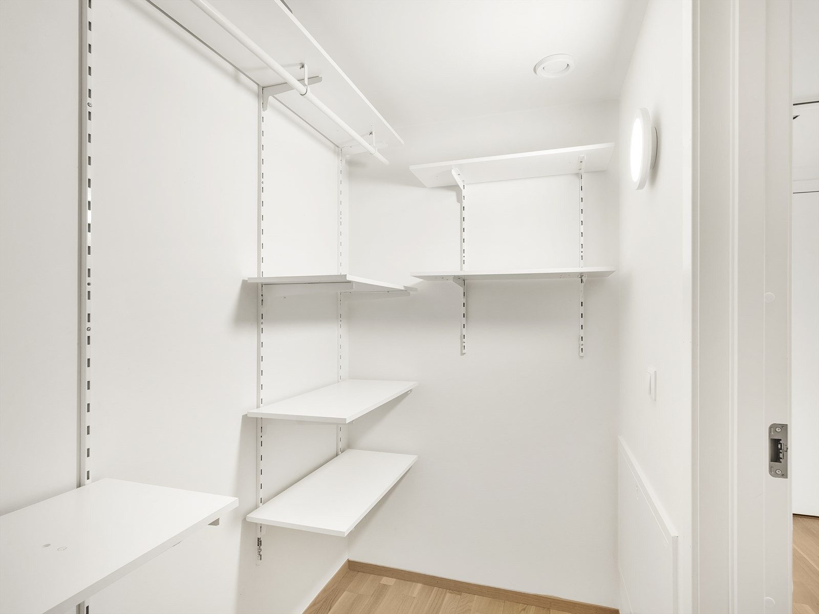 Praktisk innvendig bod, i tillegg til en kjellerbod på over 5 m² for ekstra lagring. Galleribilde