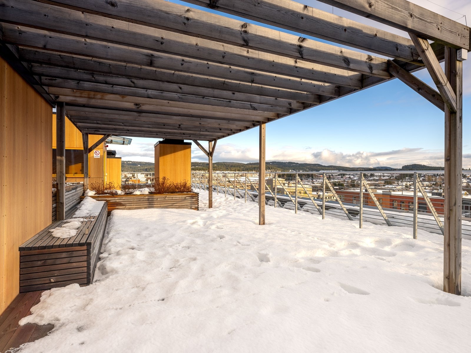 Pent opparbeidede fellesarealer med blant annet takterrasse og grøntområder. Galleribilde