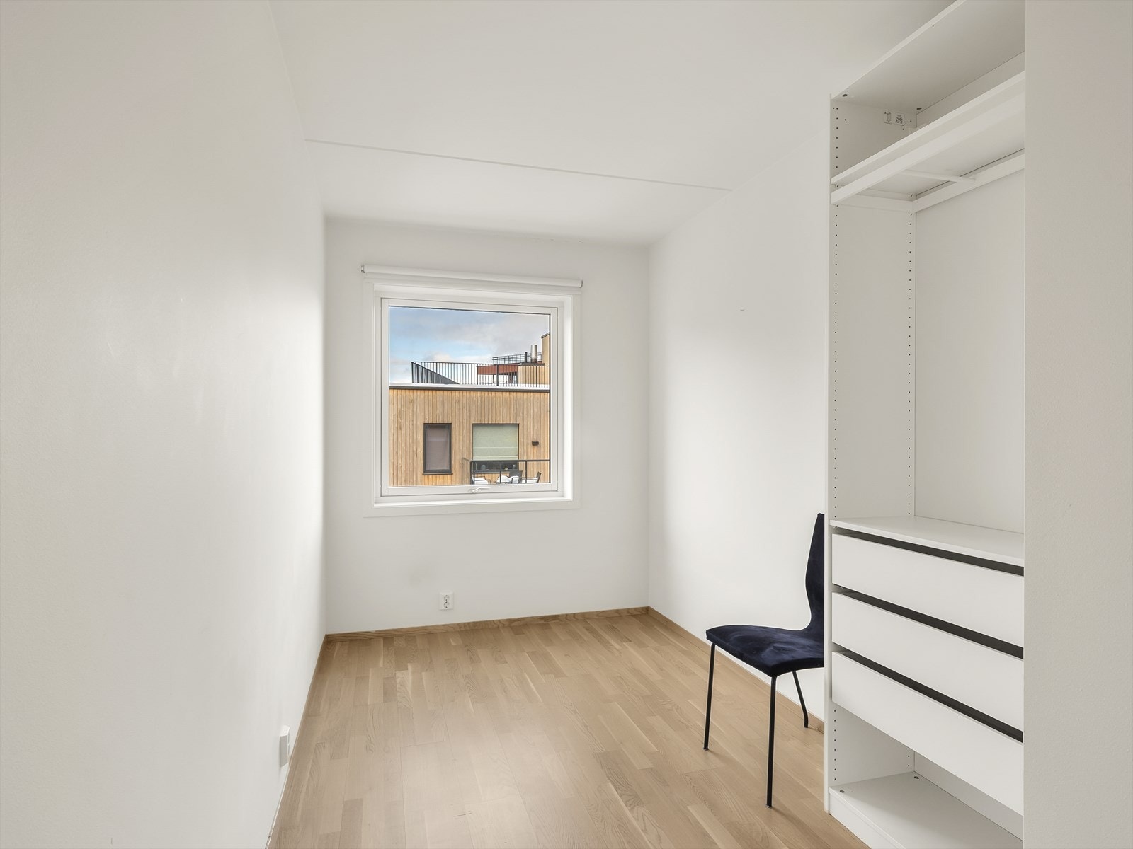 Et av de tre romslige soverommene, med god plass til både seng og oppbevaring. Galleribilde