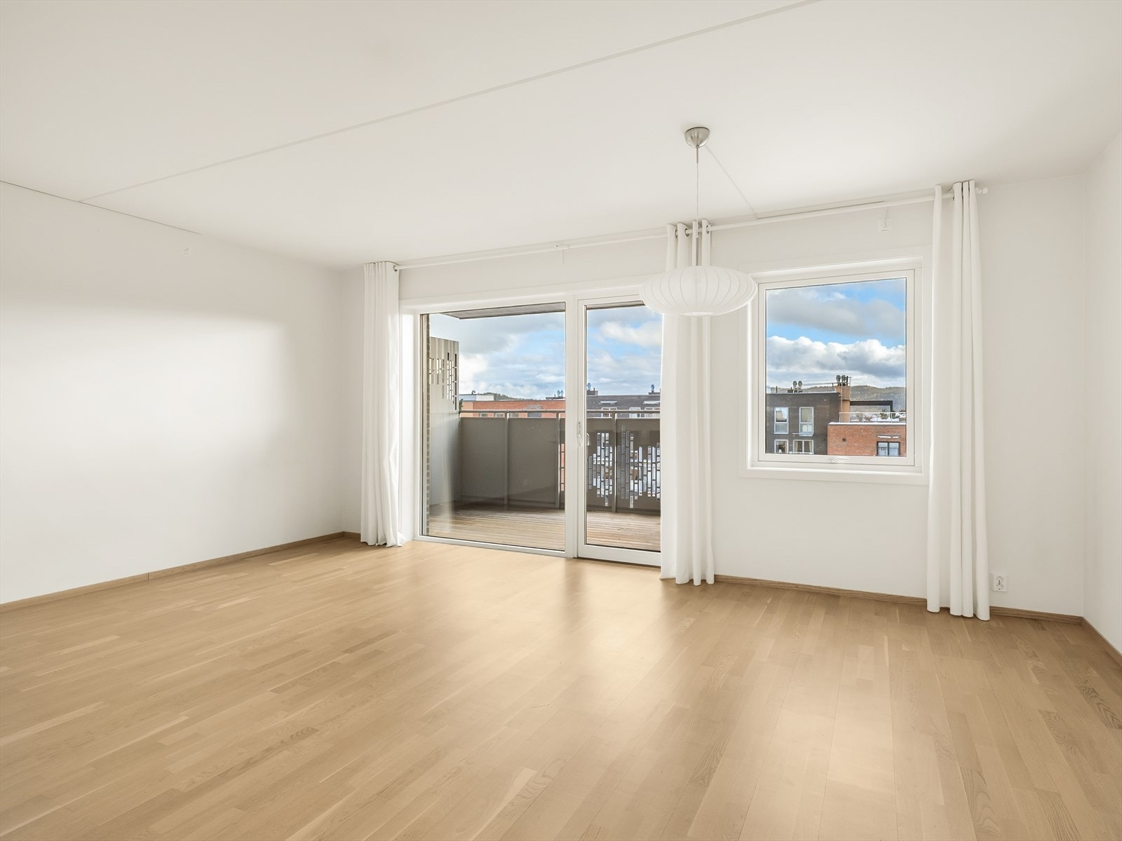 Balkongen fungerer som en naturlig utvidelse av stuen på sommerhalvåret. Galleribilde