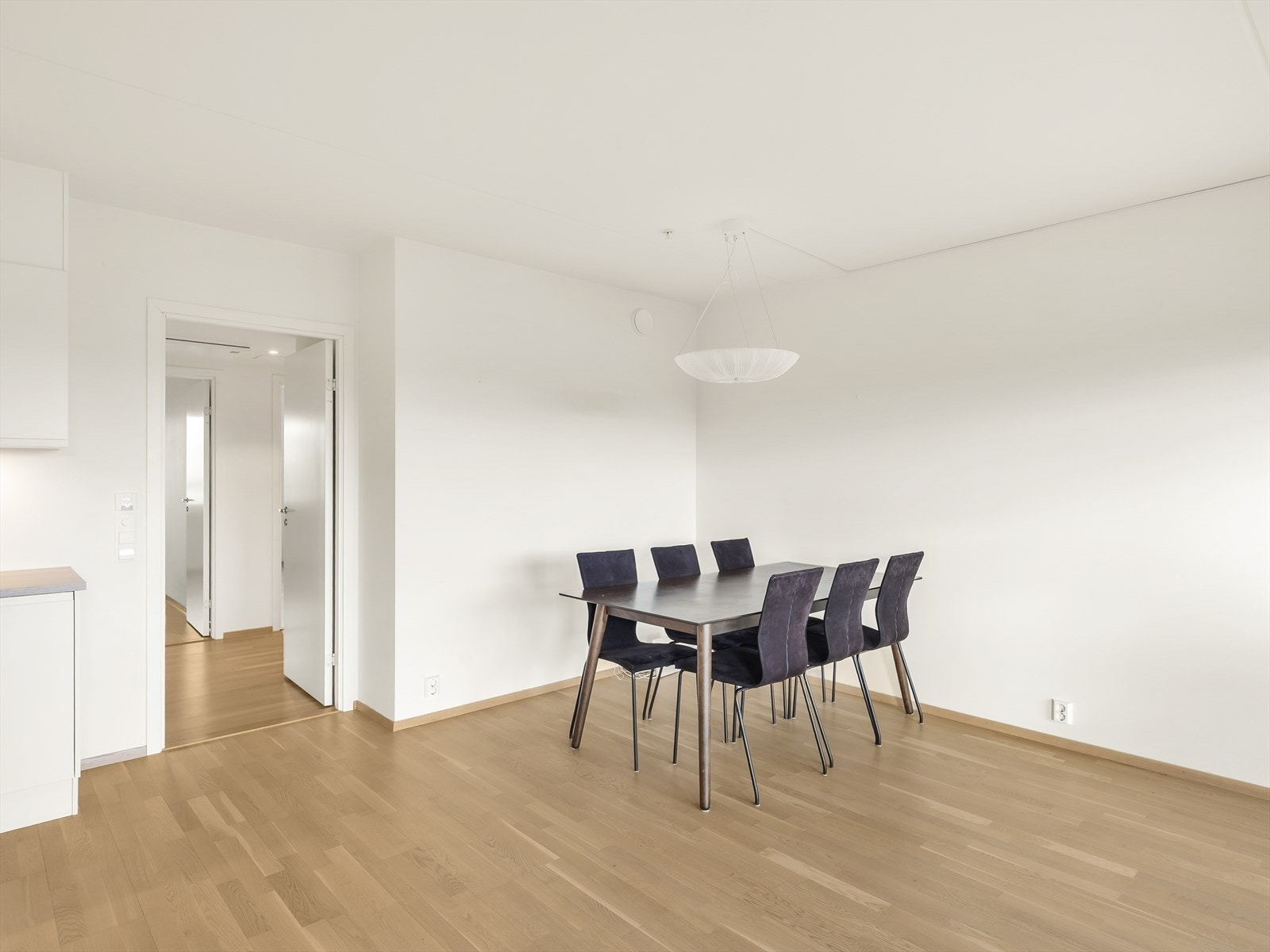 I tilknytning til kjøkkenet er det god plass for en romslig spisegruppe. Galleribilde