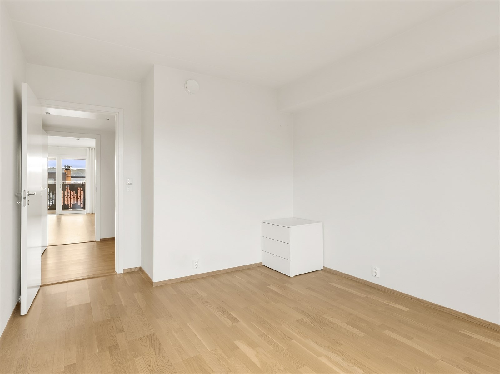 Soverommene er praktisk plassert samlet og skjermet fra stuen, noe som gir en rolig sone. Galleribilde