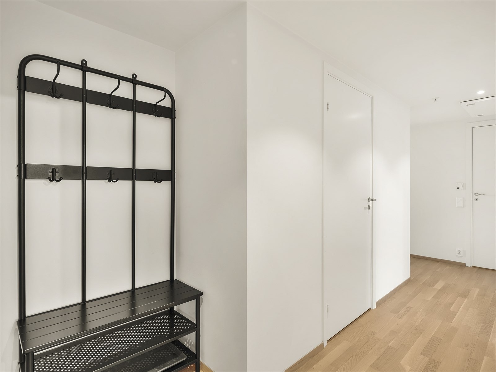 Entréen har nedsenket himling med integrerte downlights og plass til garderobeløsninger. Galleribilde