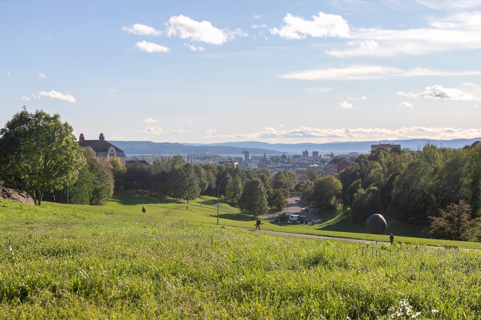 Nærområdet | Torshovdalen er kjent for sine grønne lunger og fantastiske utsikt. Her finner man også turstier, lekeplasser og rikelig med plass for piknik, trening og avslapning. Galleribilde