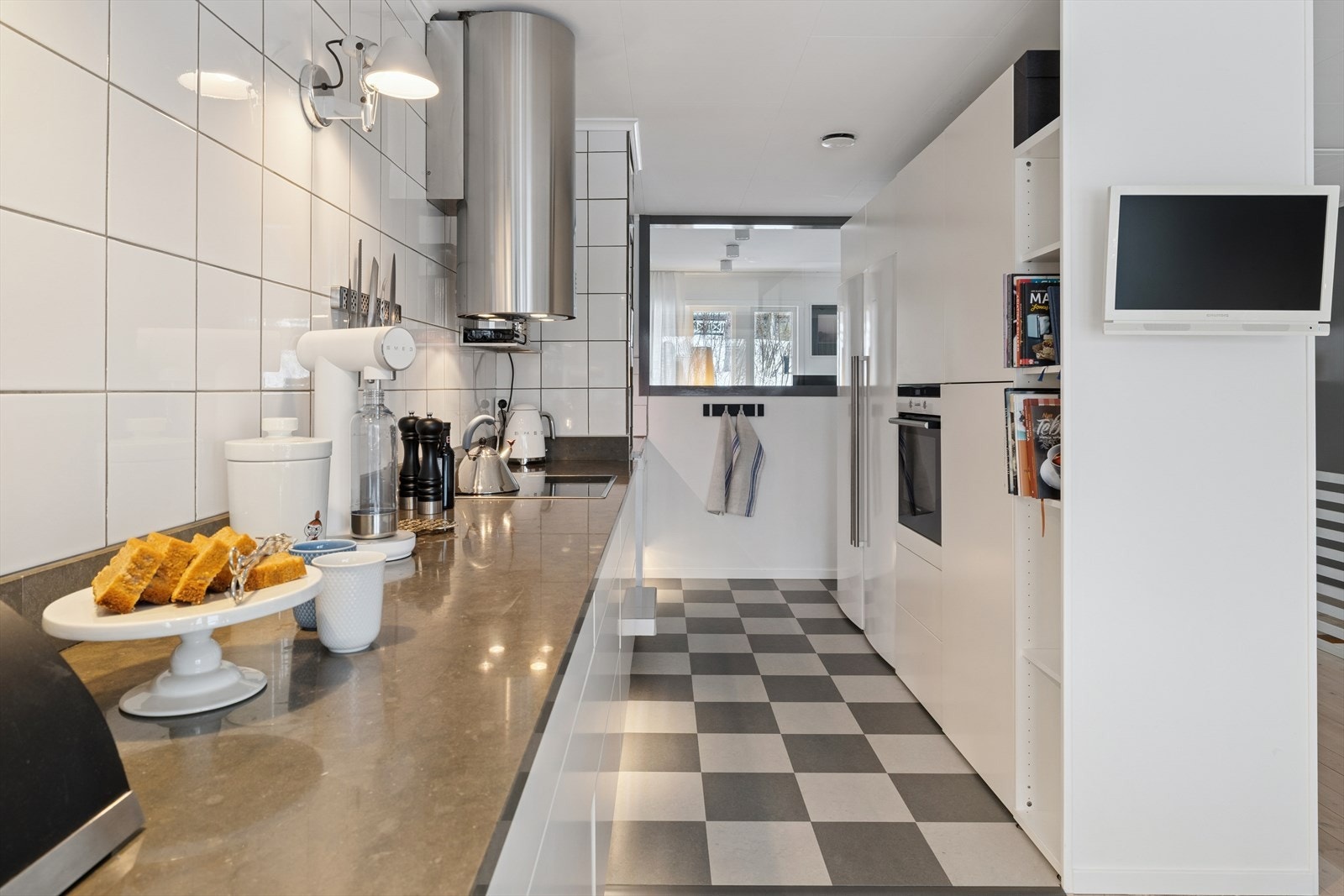 Her er det masse benk- og skapplass for matlaging og oppbevaring. Galleribilde