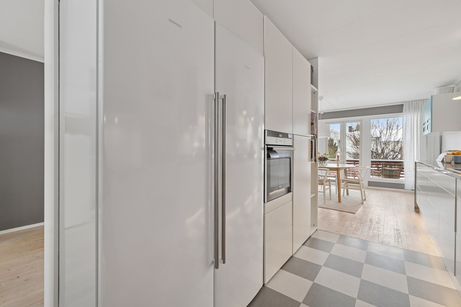 Stort kombi kjøl /frys-skap og ovn i ståhøyde. Alt av hvitevarer på kjøkkenet medfølger. Galleribilde