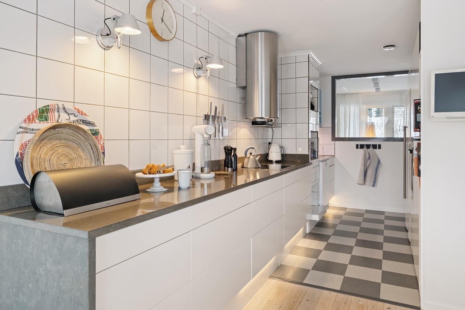 Flislagte vegger på kjøkkenet med slette fronter på modulene. Galleribilde