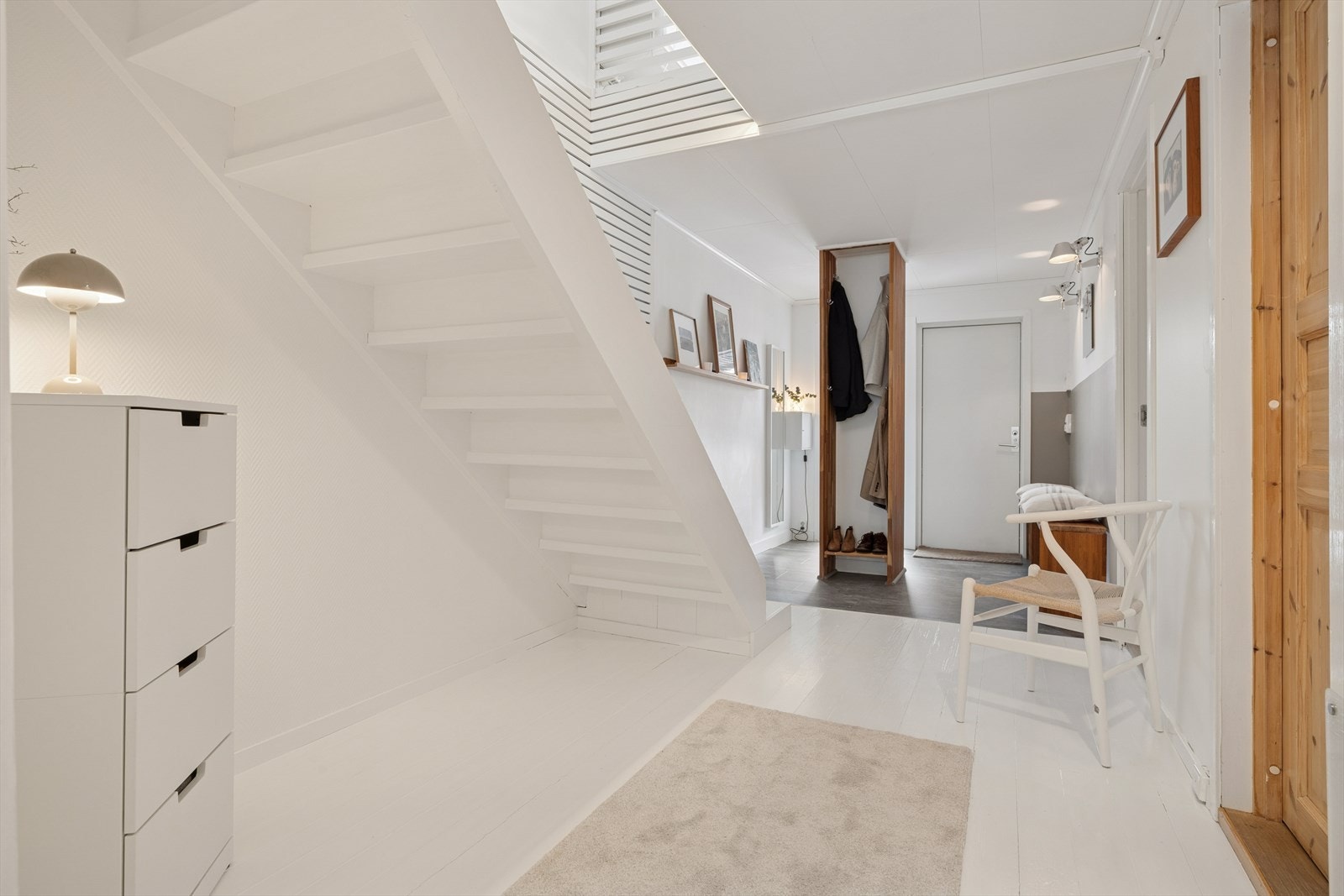 Entrè med smart oppbevaring, midten av gangen. Galleribilde